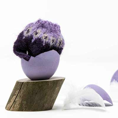 Kreative Osterdekoration mit Minipullovern: Violetter Pullover